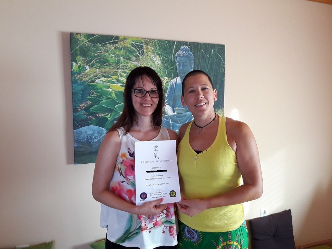 Personas con su diploma de Reiki