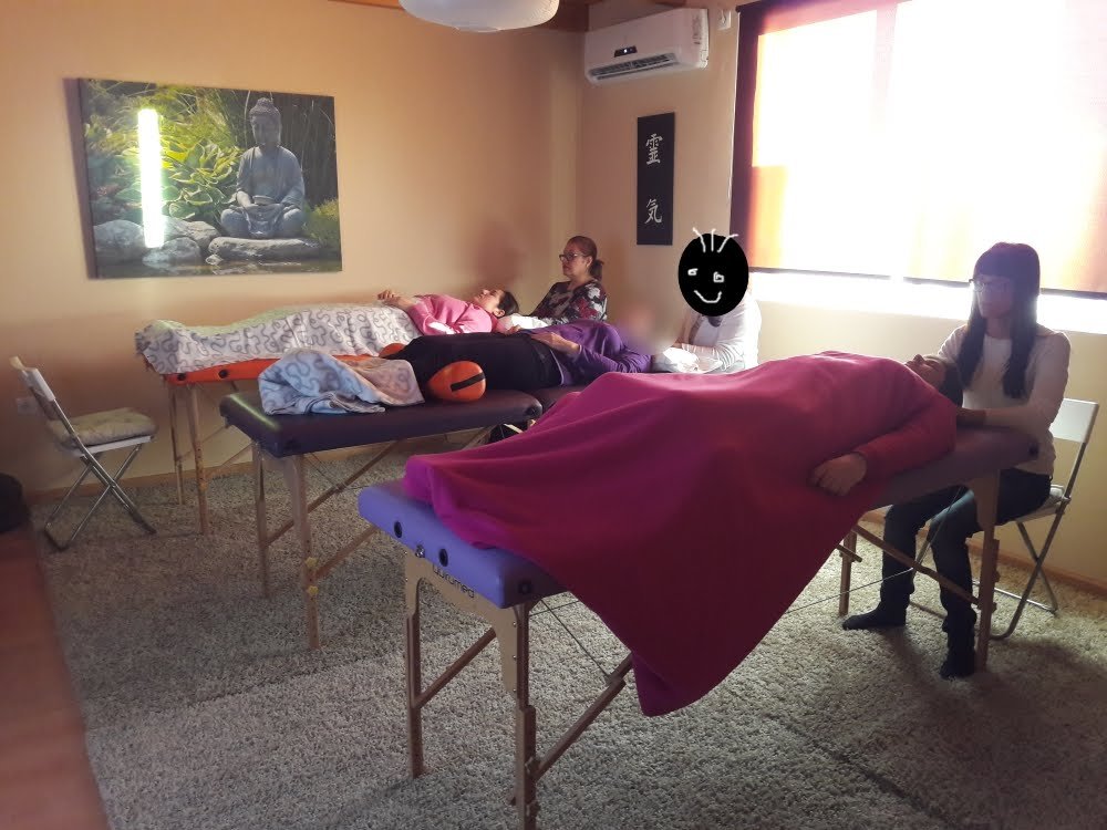 Grupo practicando Reiki