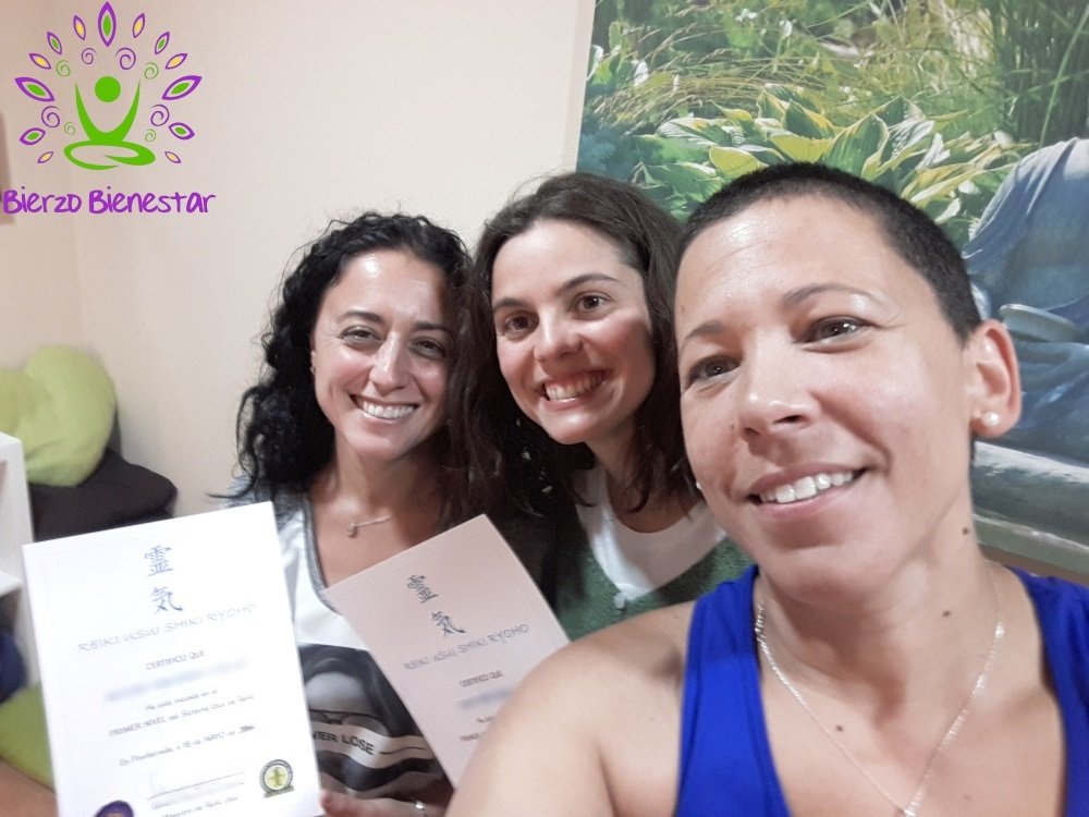 Personas con su diploma de Reiki