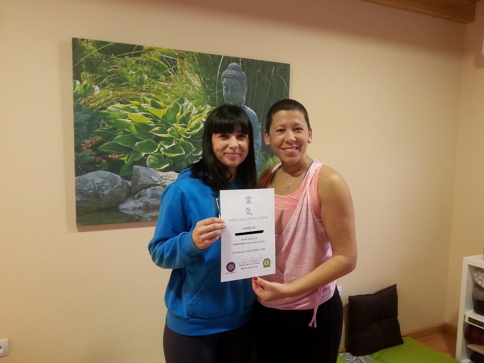 Personas con su diploma de Reiki