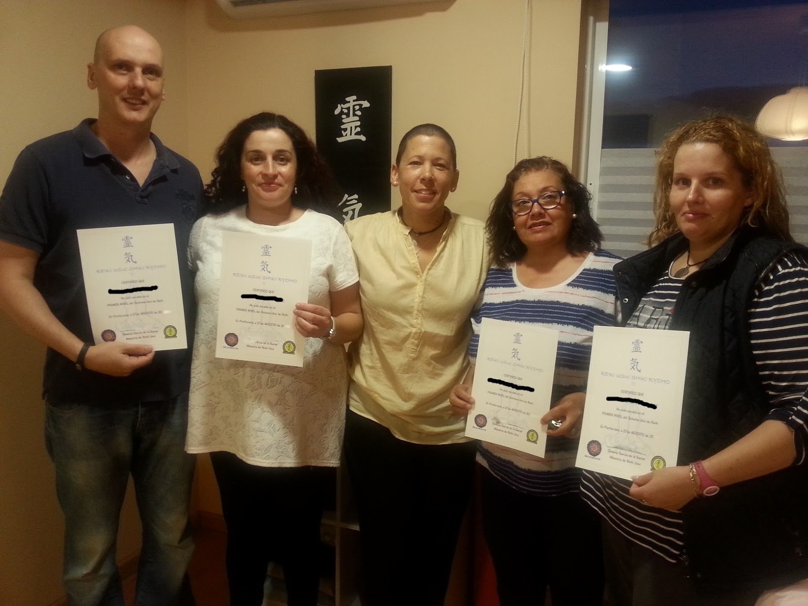 Grupo de personas con su diploma de Reiki