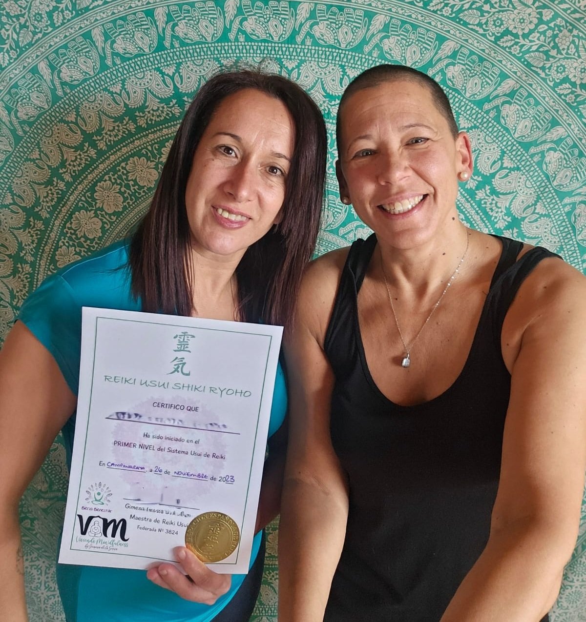 Personas con su diploma de Reiki