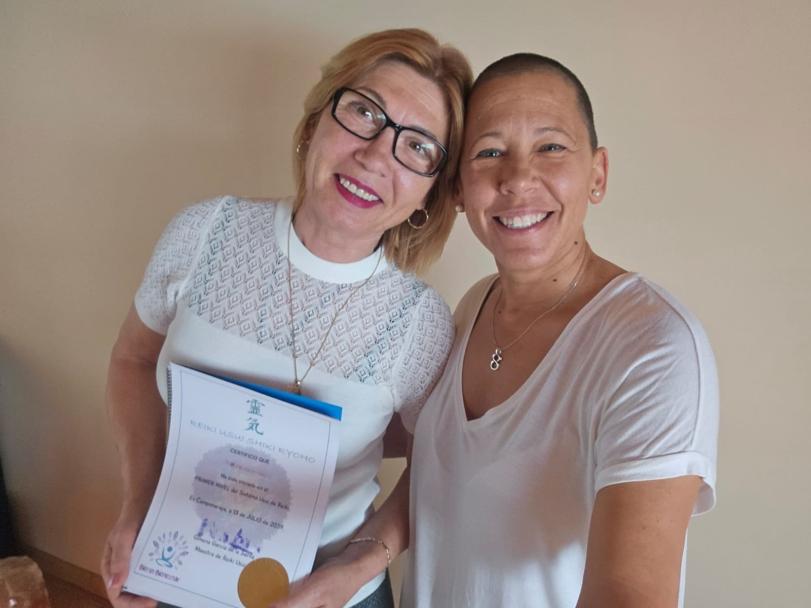 Personas con su diploma de Reiki